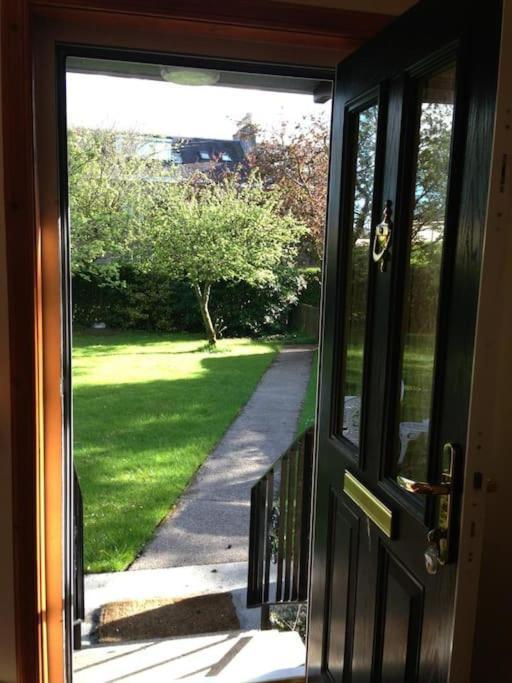 Garden Cottage เฮเลนส์บะระ ภายนอก รูปภาพ