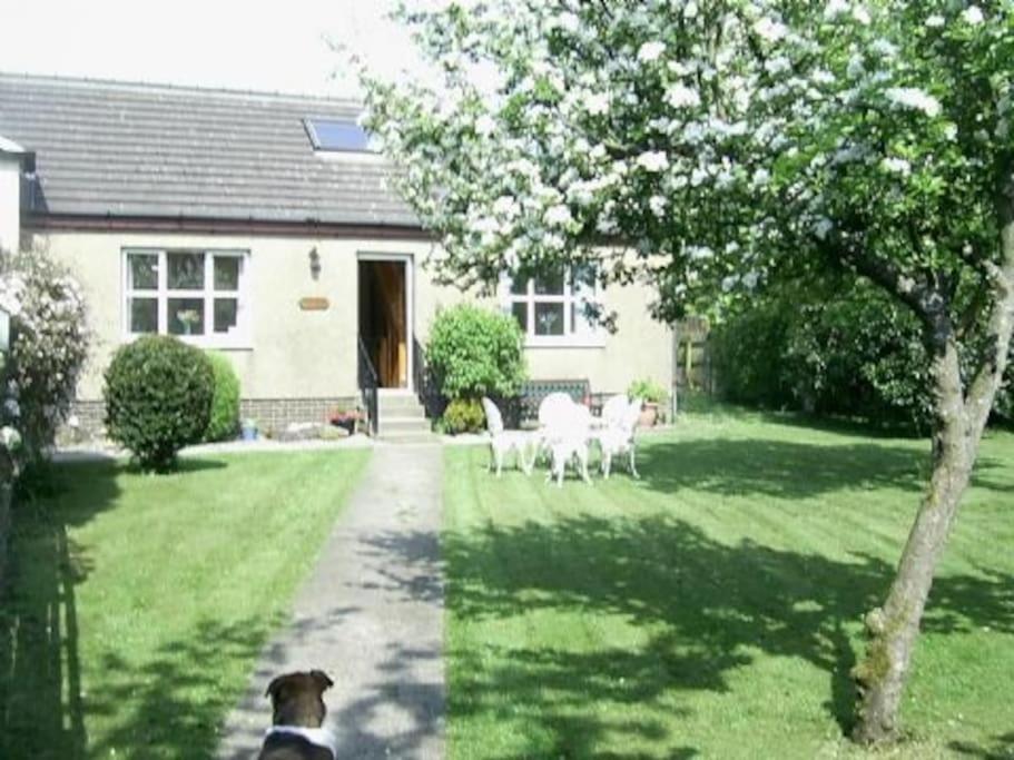 Garden Cottage เฮเลนส์บะระ ภายนอก รูปภาพ